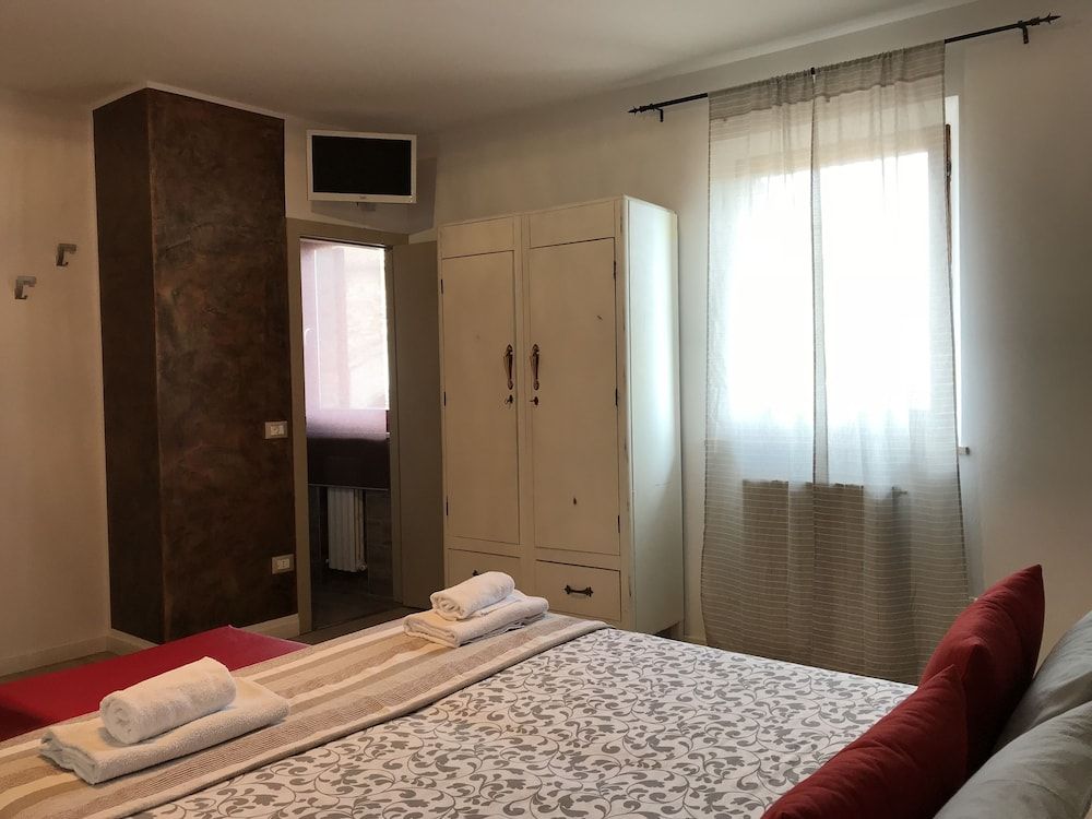 B&B Albornoz Deluxe Quadruple Room, City View 13