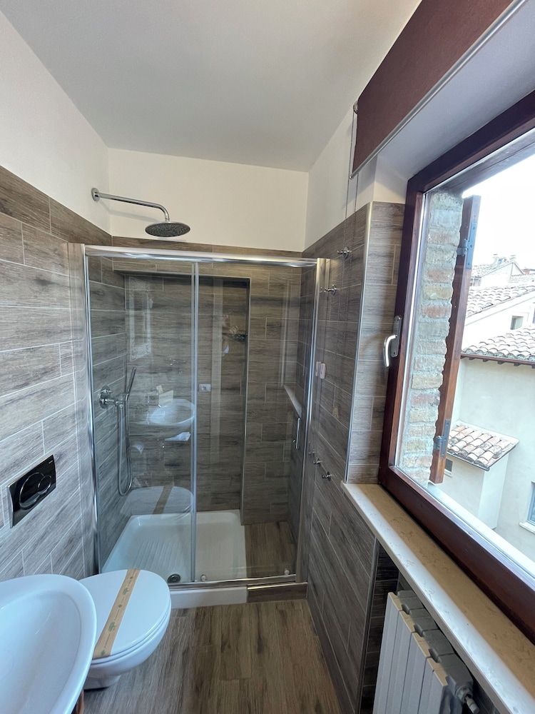 B&B Albornoz Deluxe Quadruple Room, City View 12