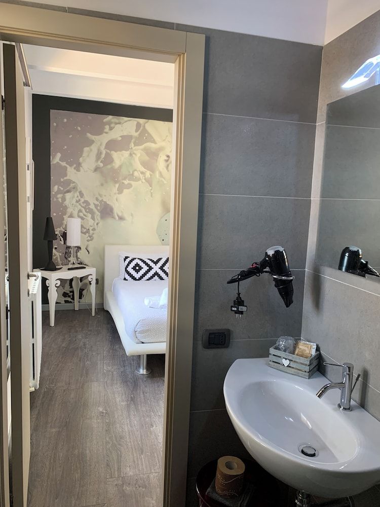 B&B Albornoz Triple Room, City View 8