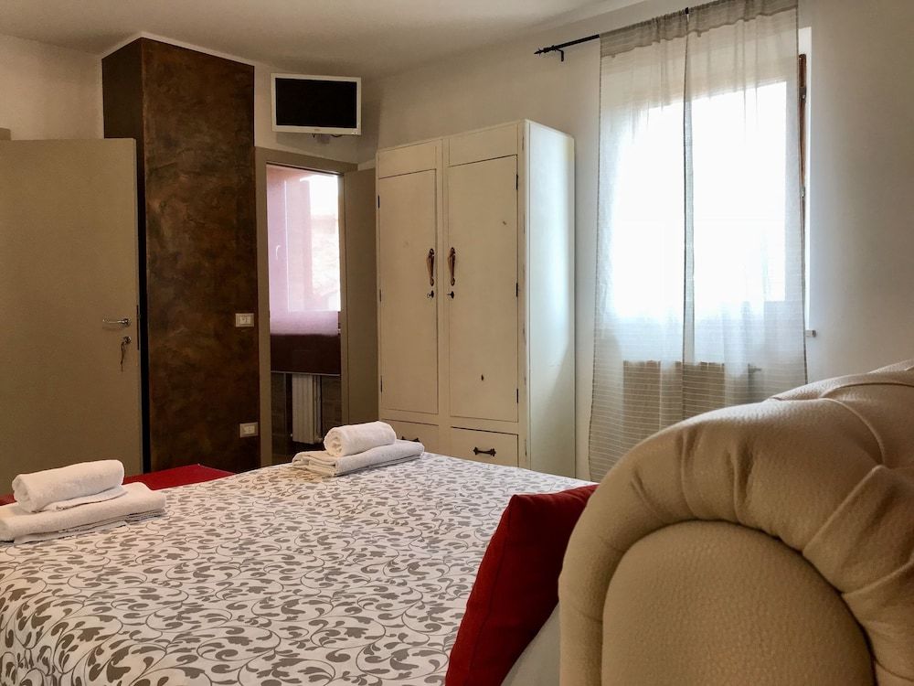 B&B Albornoz Deluxe Quadruple Room, City View 4