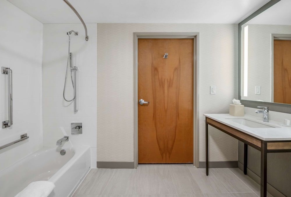 Junior Suite, 1 King Bed, Accessible
