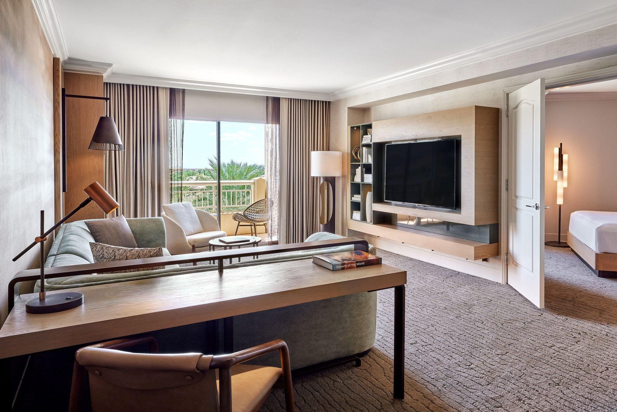 2 Bedroom Suite, 2 Bedroom Suite, Bedroom 1: 1 King, Bedroom 2: 2 Queen, Sofa bed, Mountain view