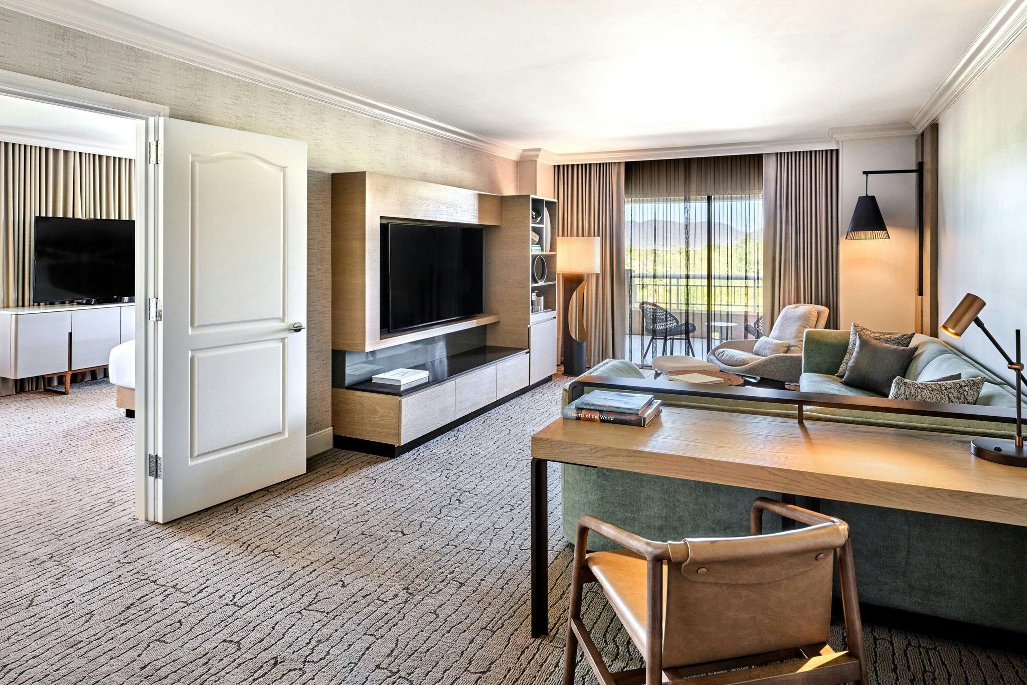 1 Bedroom Corner, 1 Bedroom Suite, 1 King, Sofa bed, Balcony