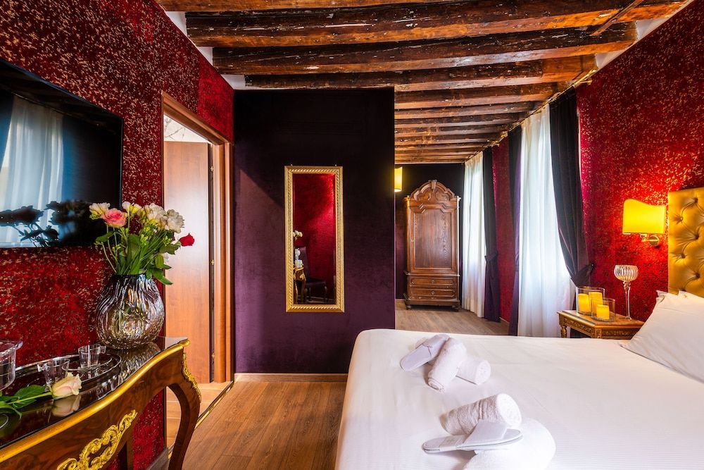 Ca Maria Callas Superior Room, Canal View 12