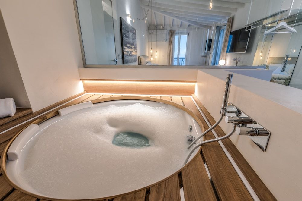 Il Sogno di Manarola by The First Honeymoon Suite, Jetted Tub 26