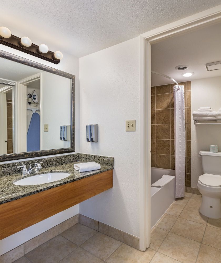 Lake Powell Resort Traditional, Two Queen Beds, Non-Smoking 5