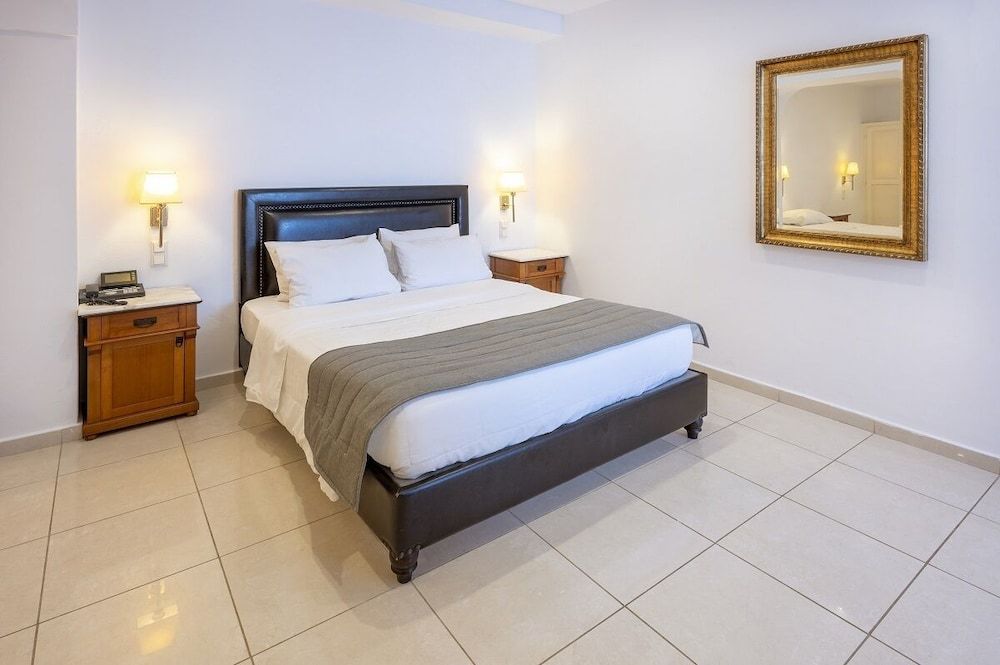 Room with sharing pool