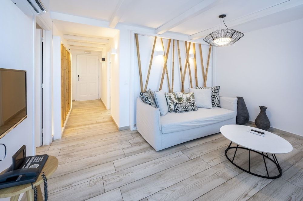 Suite (The White)