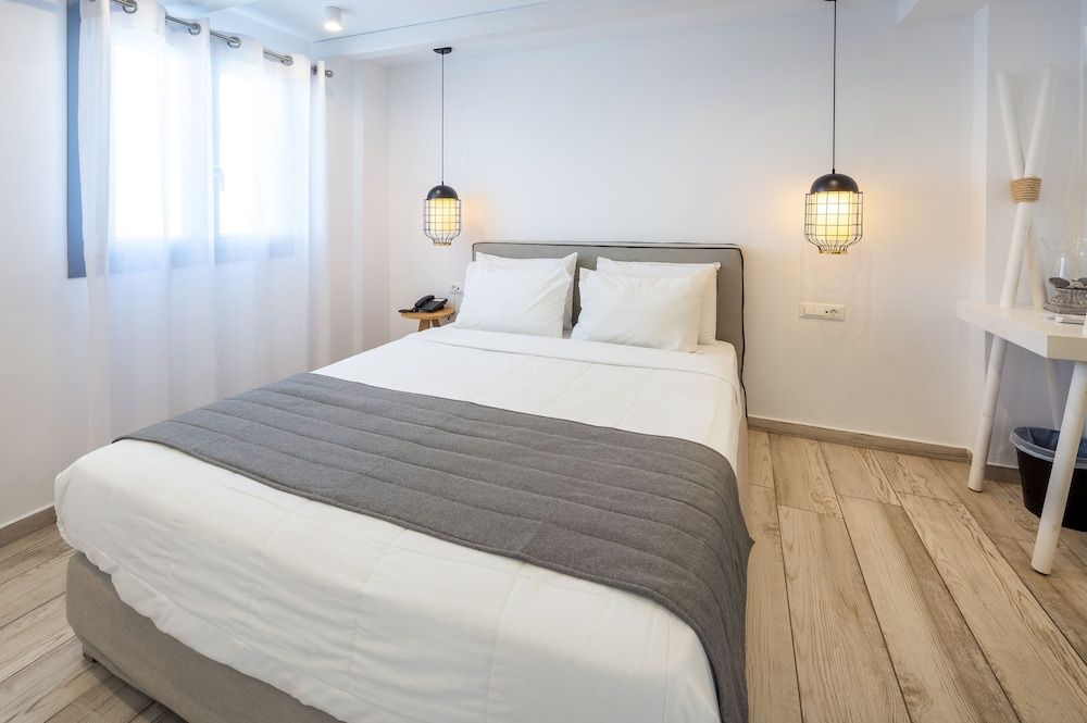 Suite (The White)