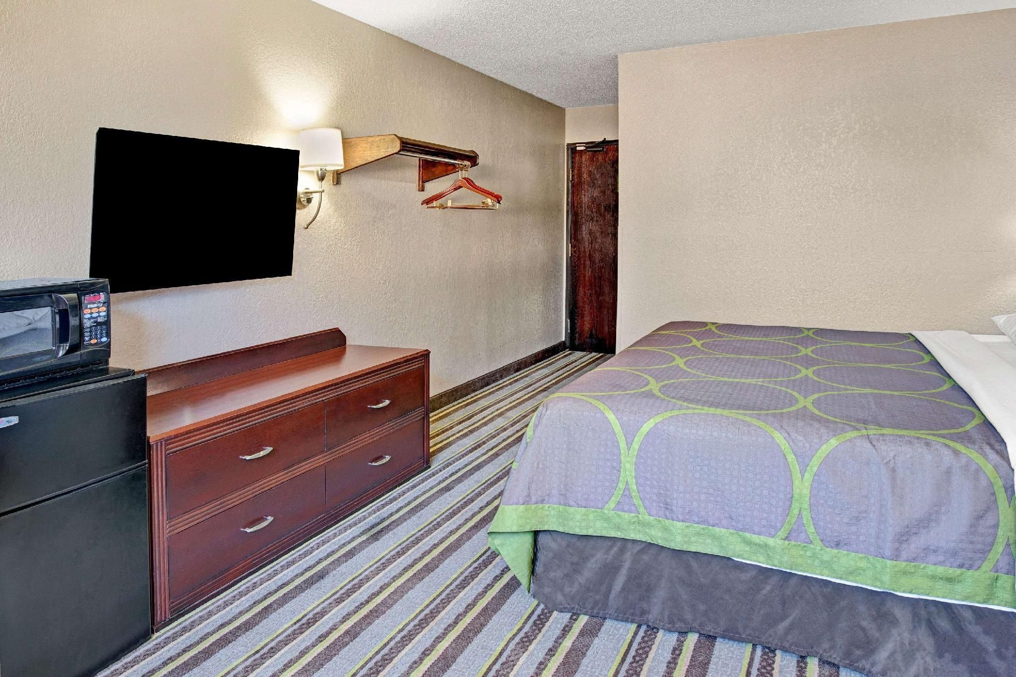 1 Queen Bed Non-Smoking
