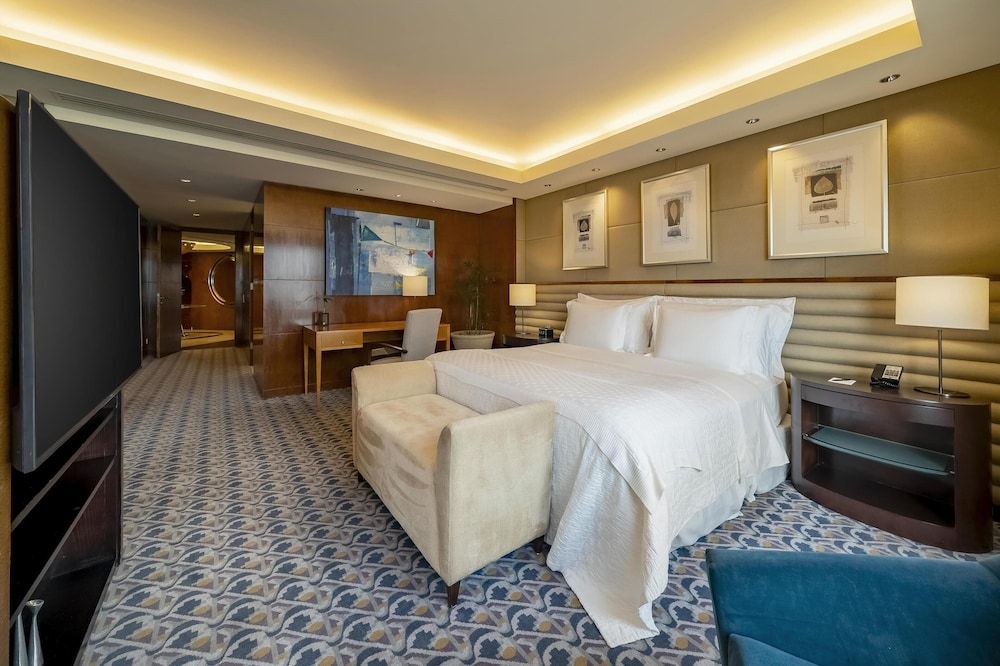 Suite, Business Lounge Access
