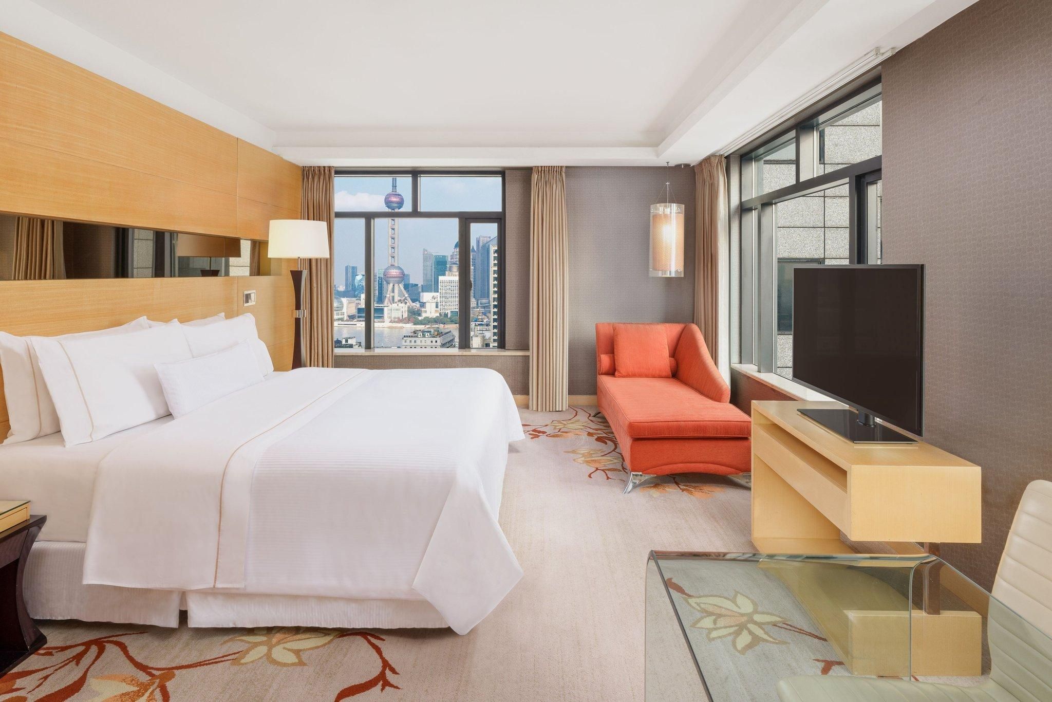 Larger Guest room, 1 King, Pearl Tower view