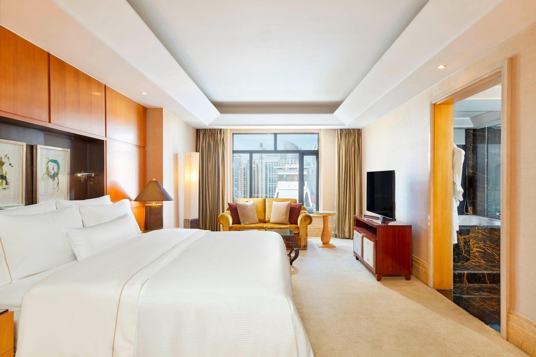 Club lounge access, Signature Suite, 1 King, City view, High floor