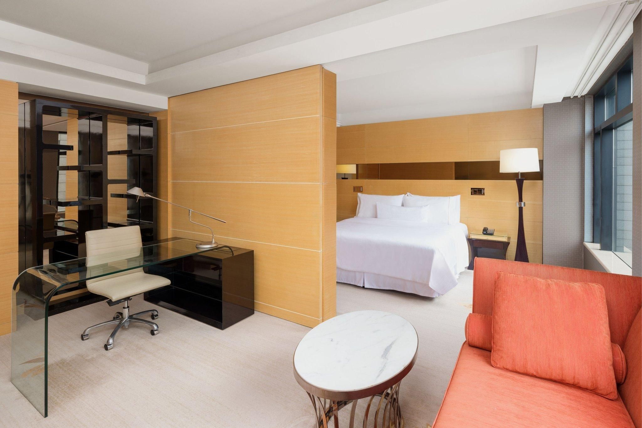 Club lounge access, 1 Bedroom Junior Suite, 1 King, City view