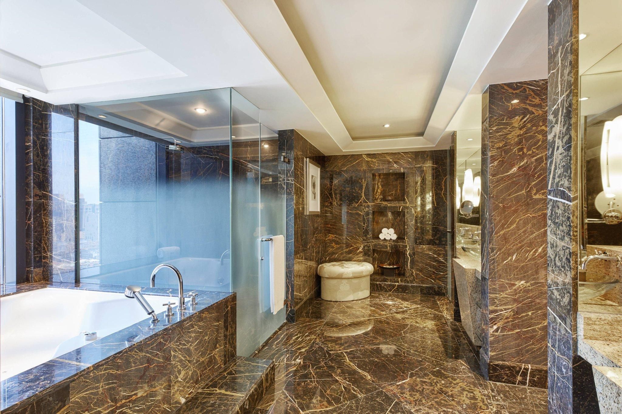 Club lounge access, Signature Suite, 1 King, City view, High floor