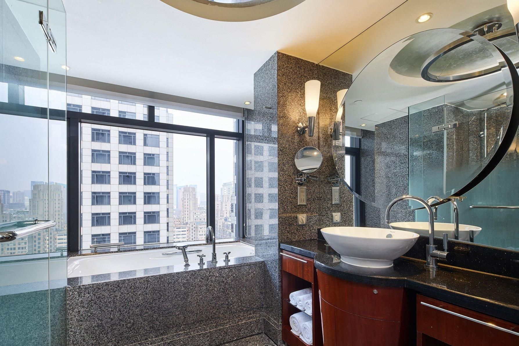 Guest room, 1 King, City view