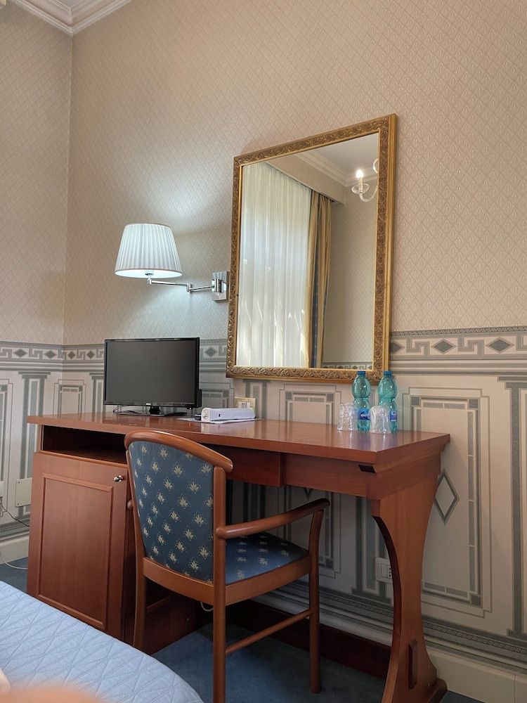 City Hall Comfort Room, 1 King Bed, Ensuite, Park View 8