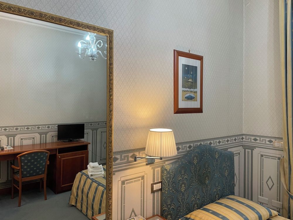 City Hall Deluxe Single Room, 1 Twin Bed, Ensuite, Park View 6