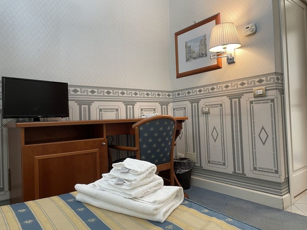 City Hall Deluxe Single Room, 1 Twin Bed, Ensuite, Park View 5