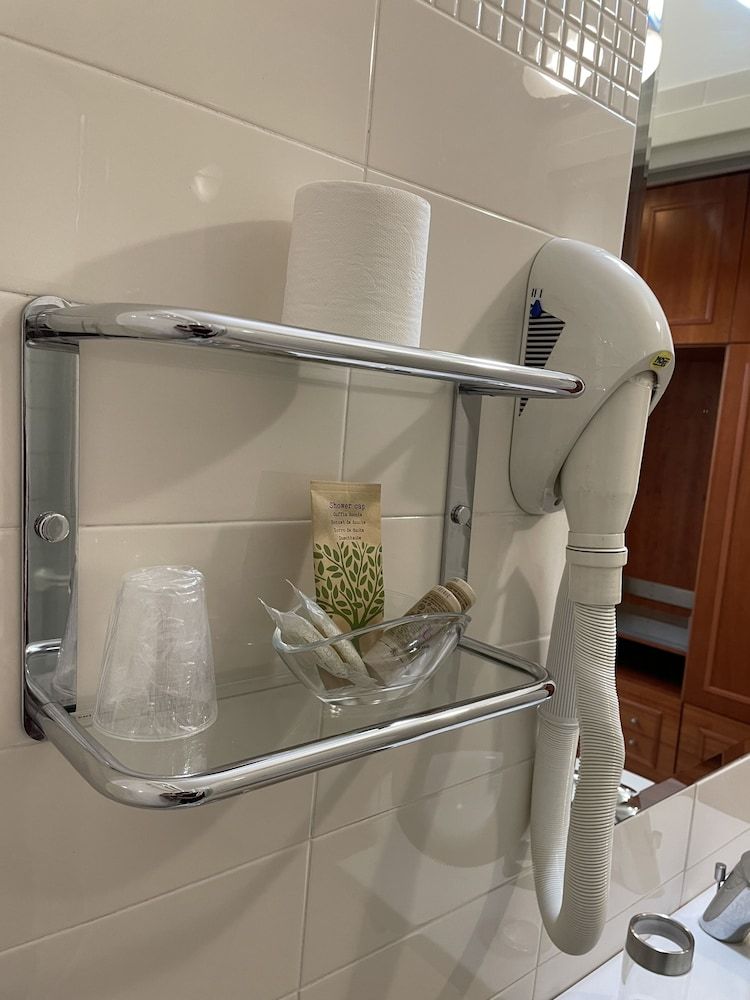 City Hall Comfort Room, 1 King Bed, Ensuite, Park View 5