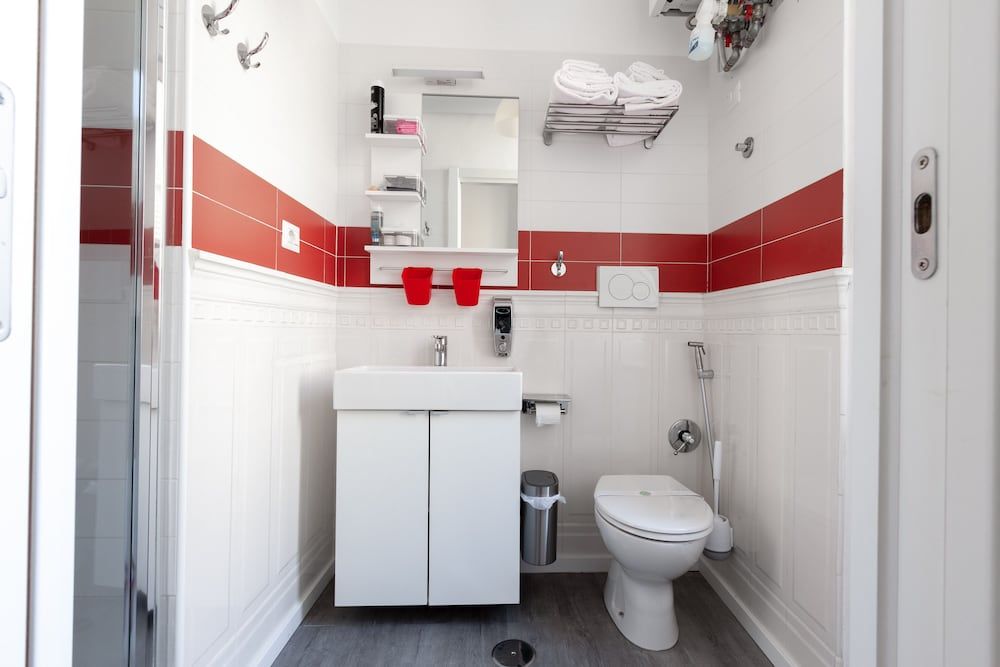 B&B Easy Deluxe Room, Private Bathroom 8