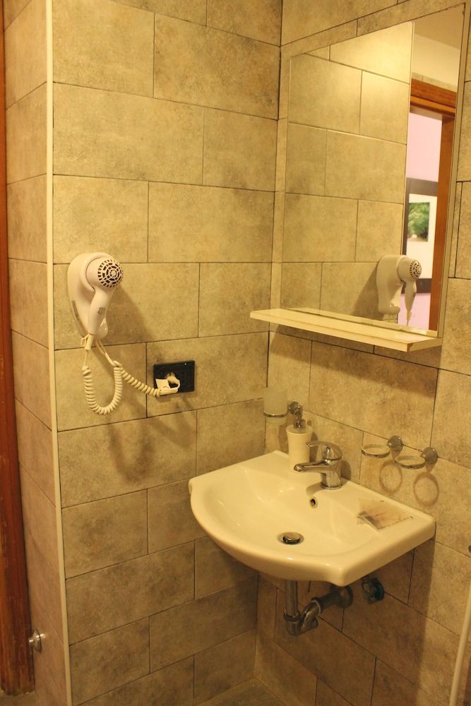 Hotel Orbis Quadruple Room 9