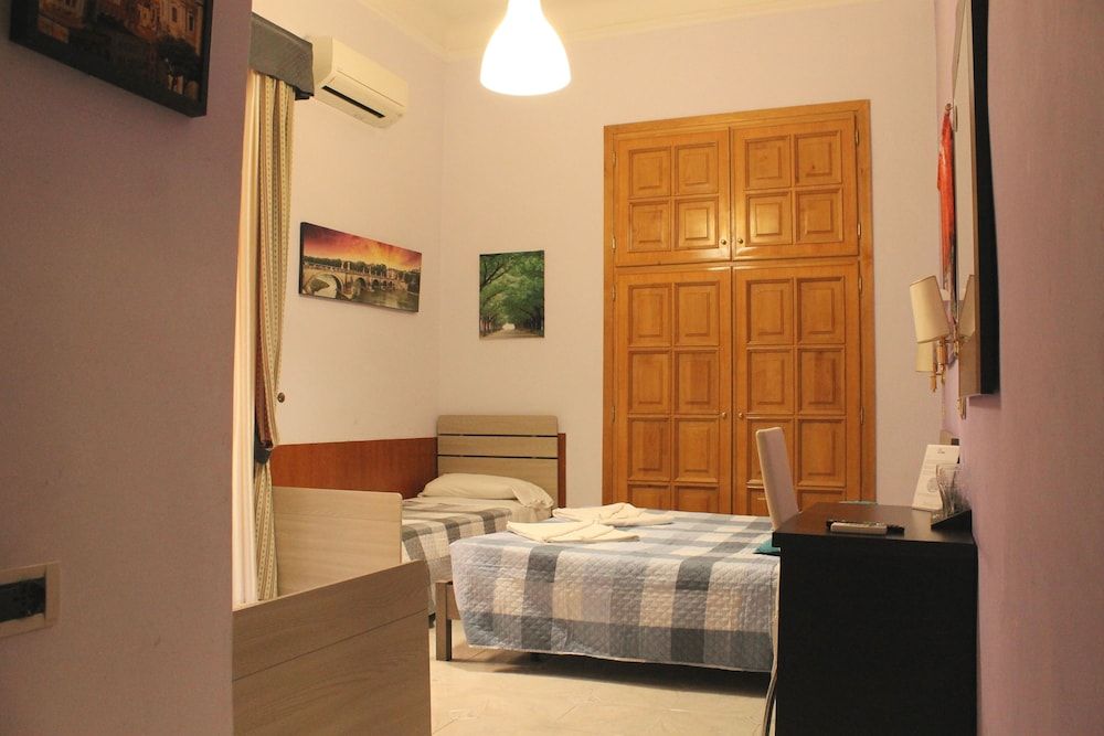 Hotel Orbis Quadruple Room 13