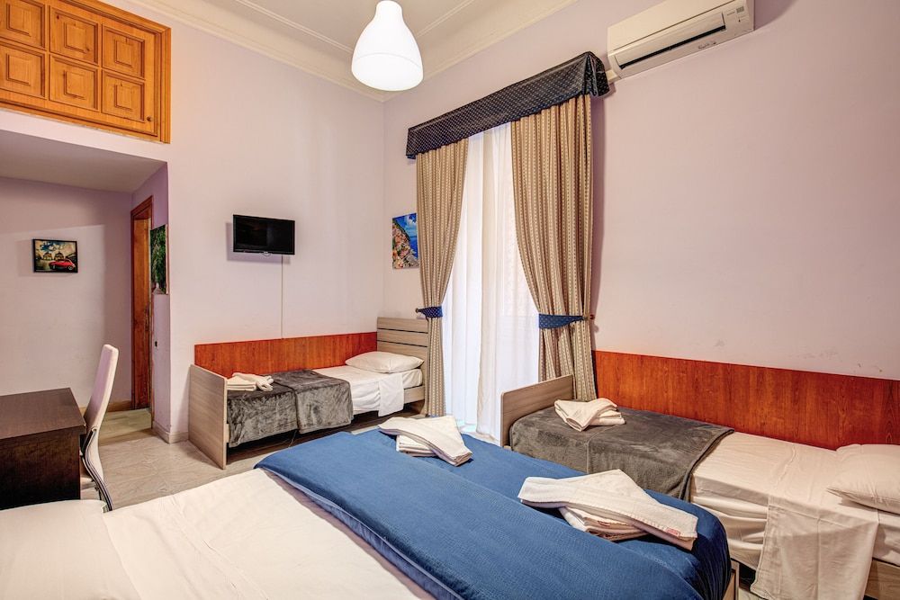 Hotel Orbis Quadruple Room 2