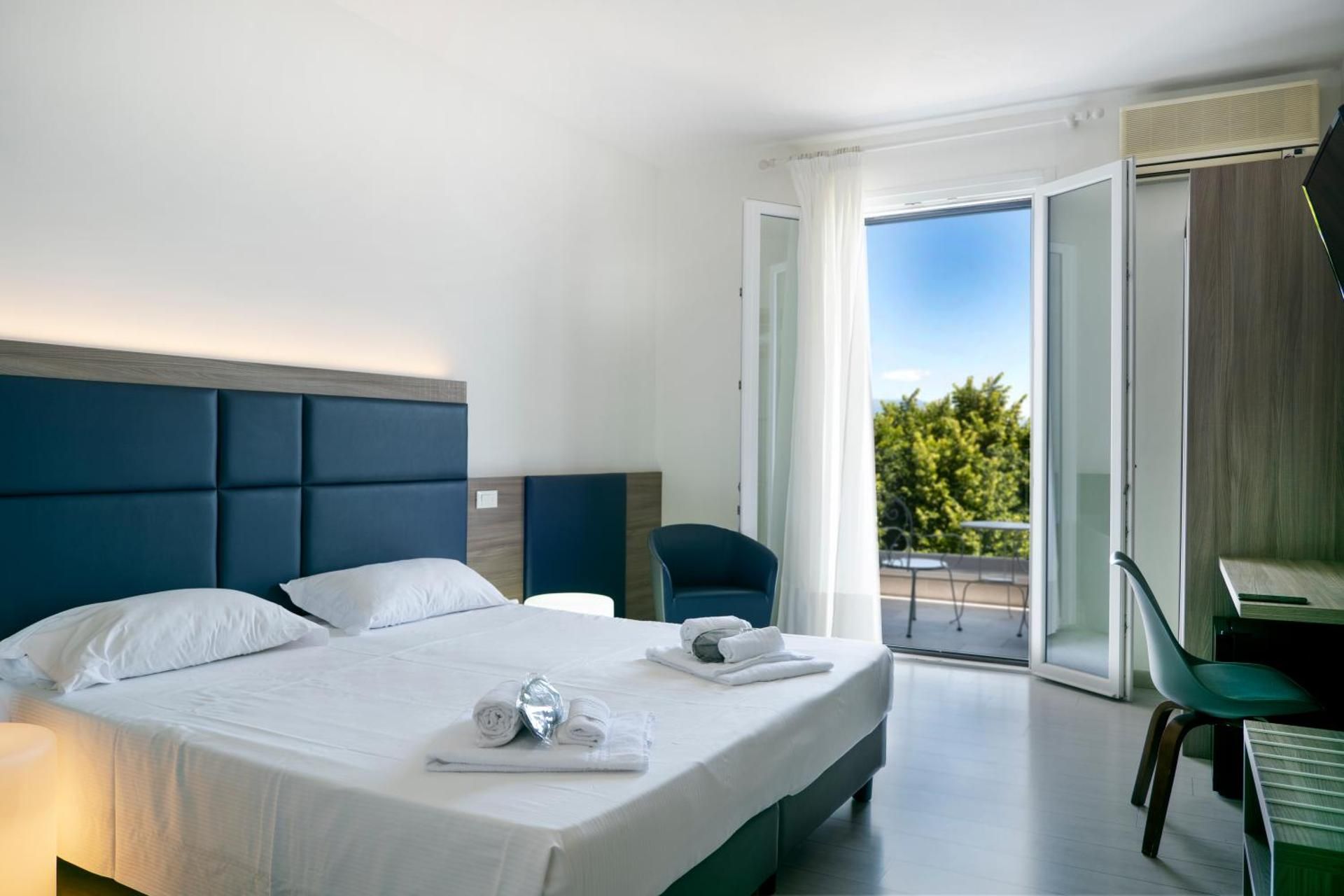 Comfort Room with Balcony and Lake View