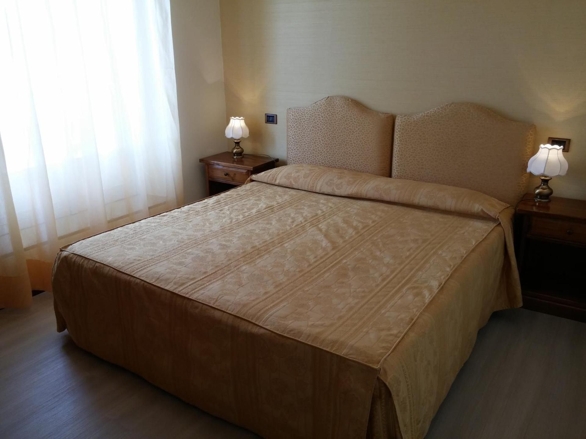 Classic Double Room with Balcony and Lake View