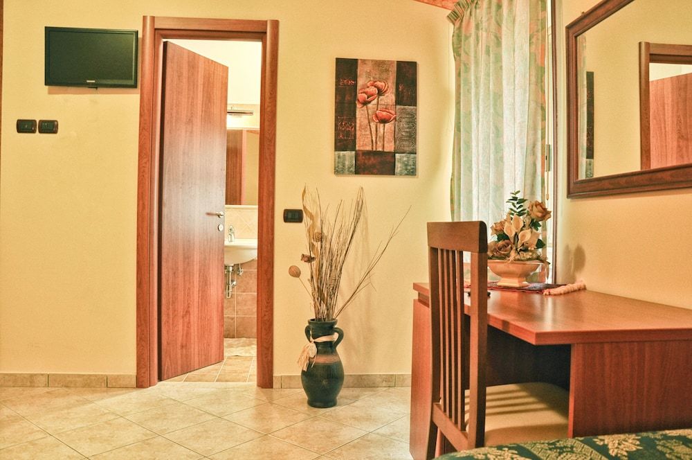 Hotel dei Pini Classic Triple Room 2