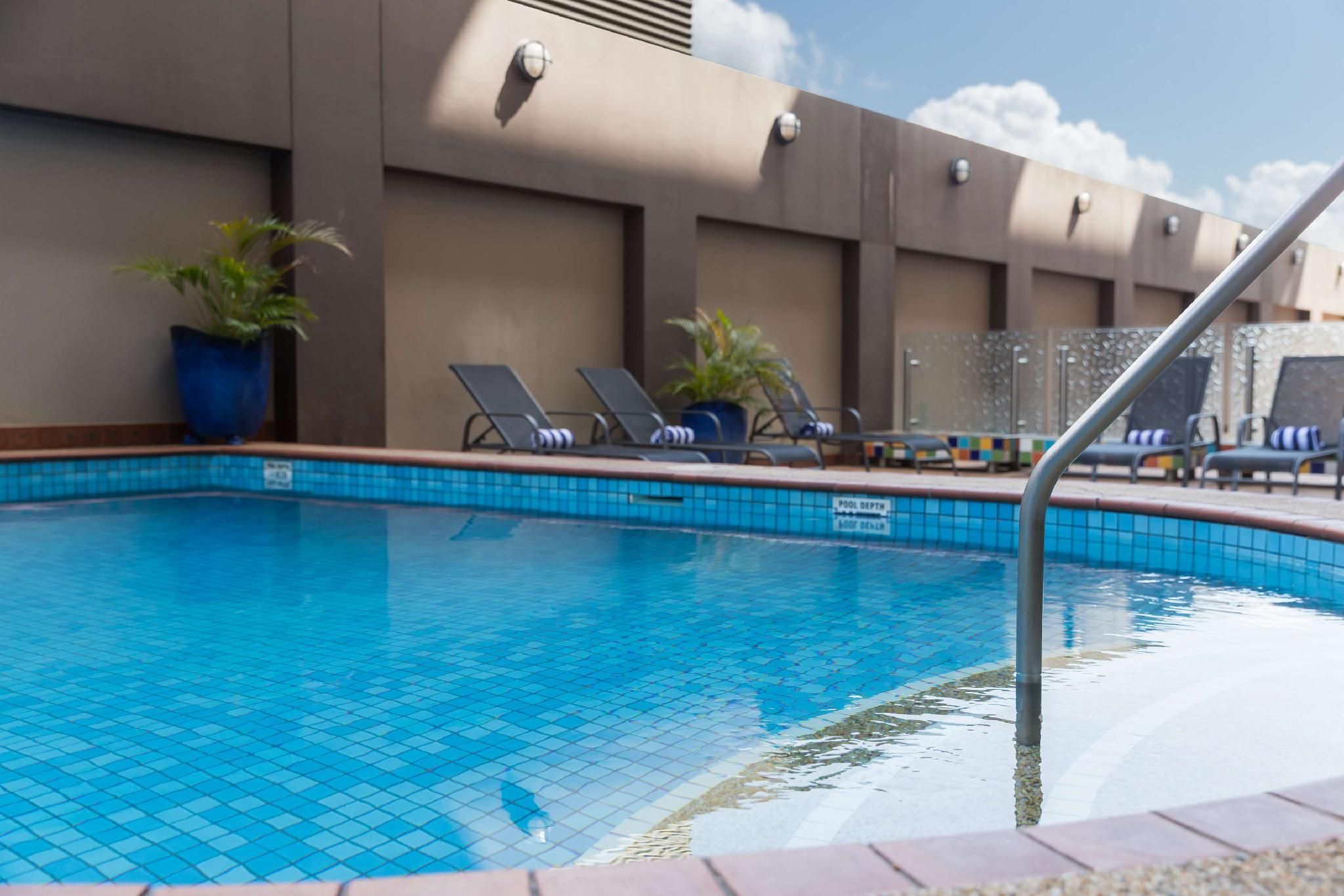 swimming pool [outdoor]