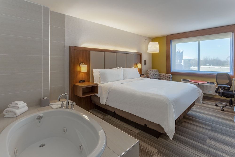 Holiday Inn Express Laguardia Airport by IHG Standard Room, 1 King Bed 5