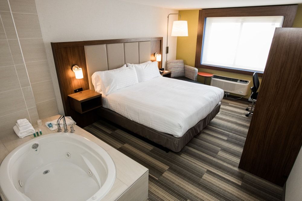Holiday Inn Express Laguardia Airport by IHG Standard Room, 1 King Bed 3