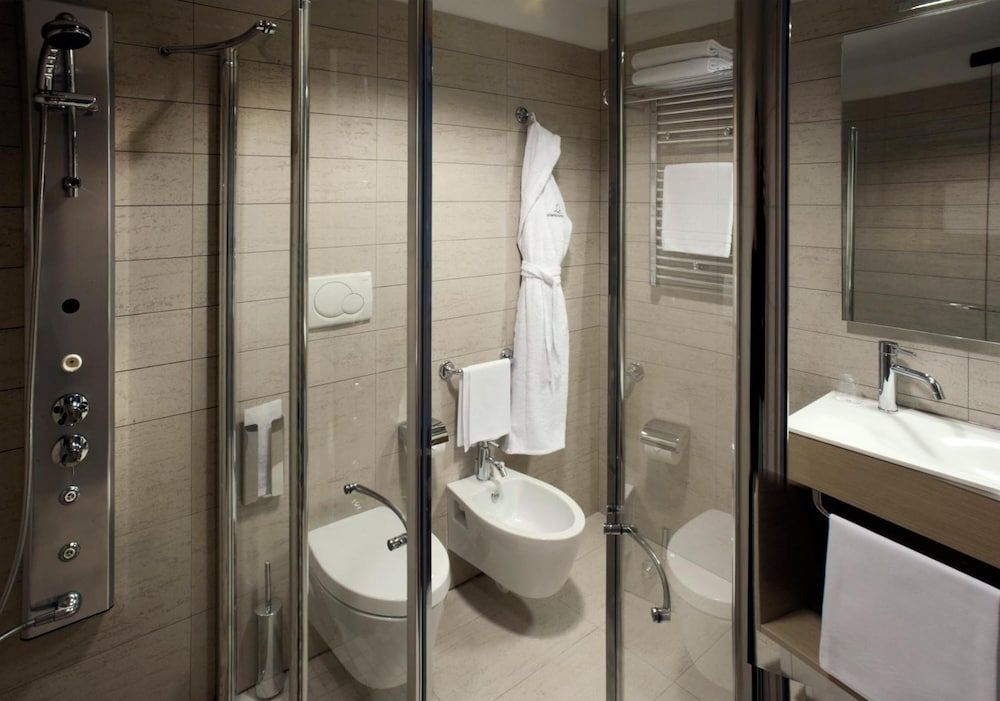 Domina Milano Fiera Superior Double Room, 1 King Bed 5