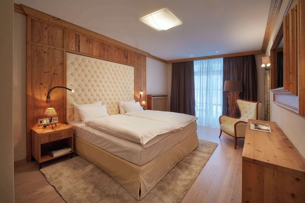 Signature Suite, 1 King Bed, Mountain View (Signature Suite)