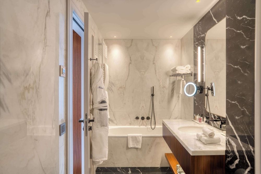 Executive Room, 1 King Bed, Mountain View (Executive Double Room)