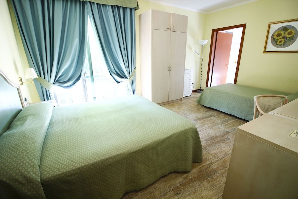 Hotel Siesta Classic Quadruple Room, Accessible