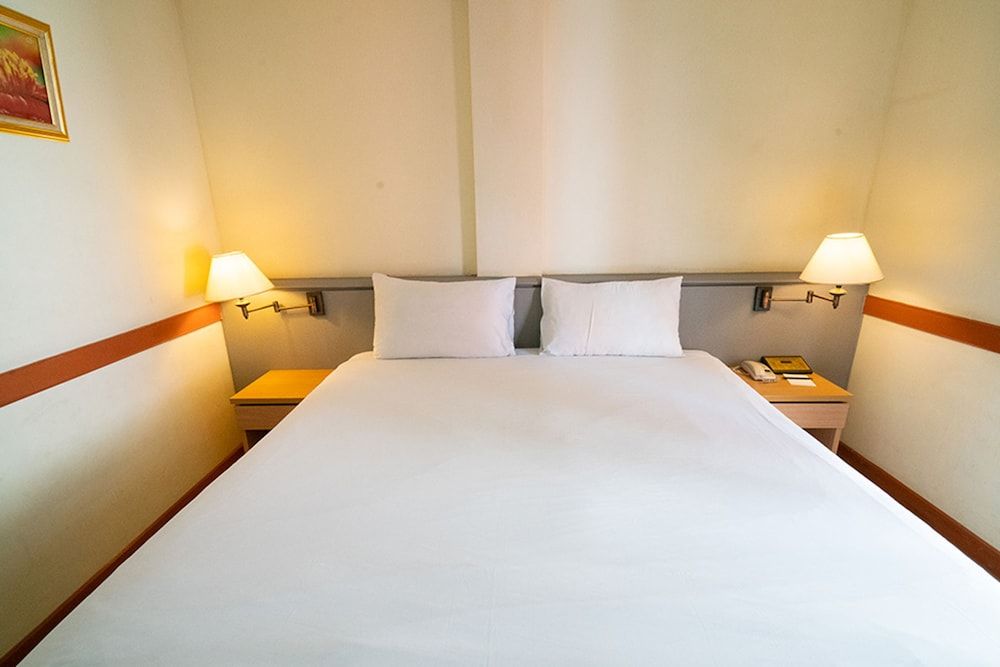 The Ecotel Bangkok Superior Room with Breakfast 4