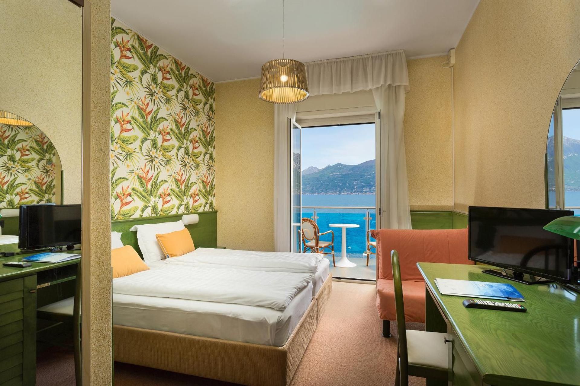 Triple Room with Balcony and Lake View