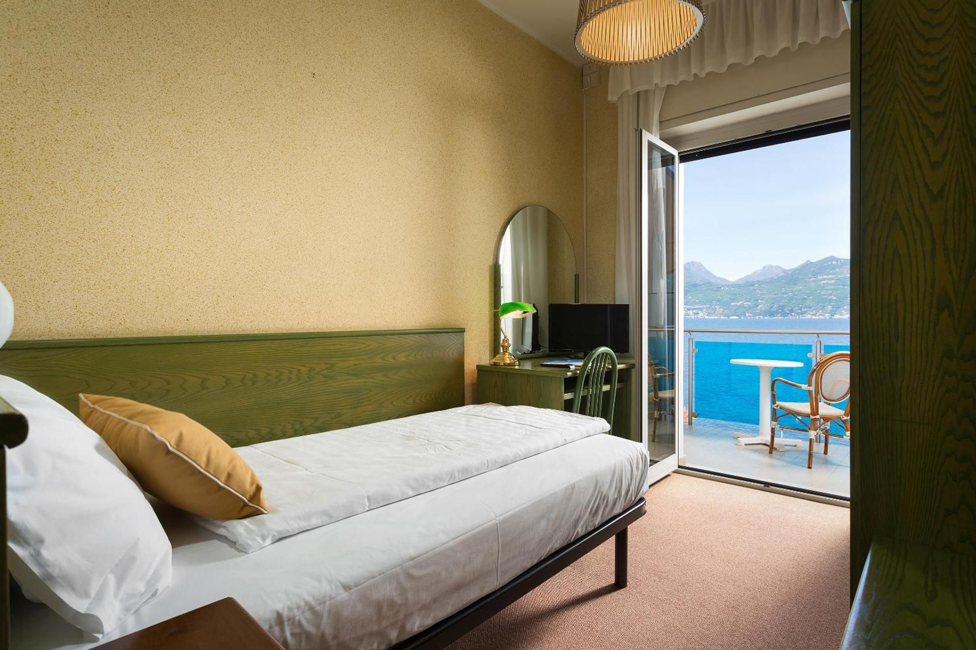 Single Room with Balcony and Lake View