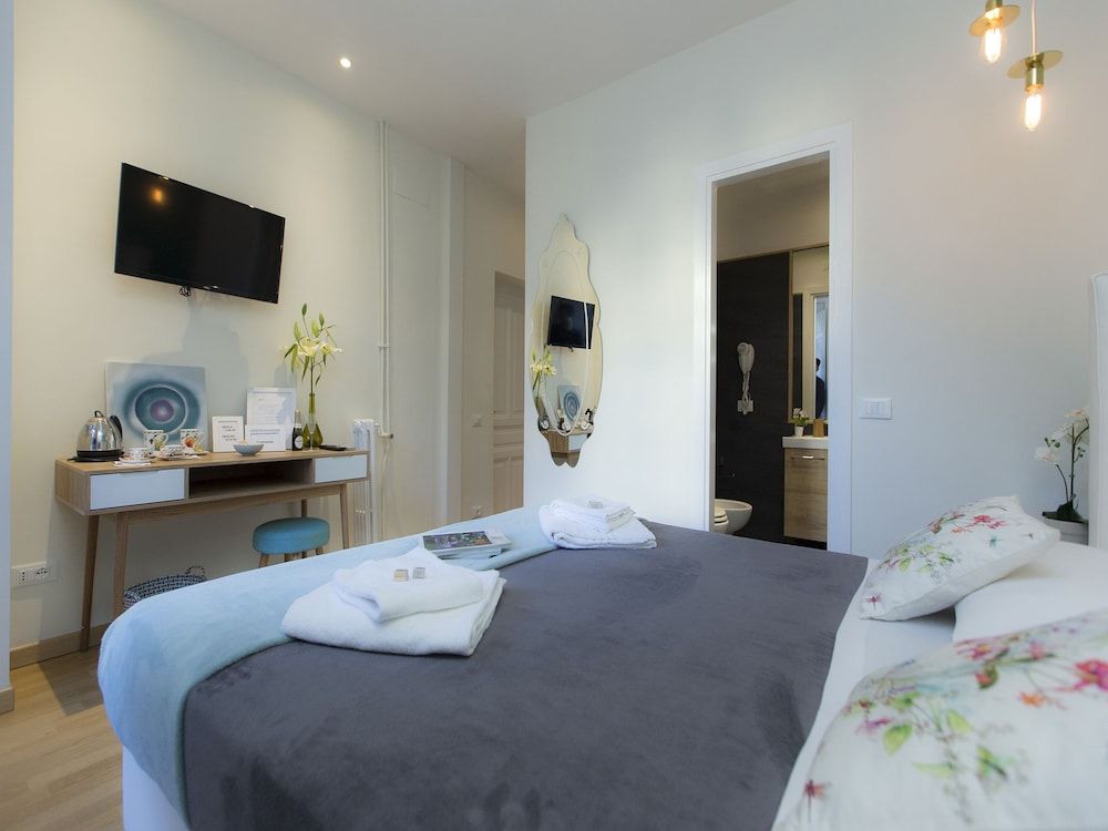 Al 7 Rooms Deluxe Double Room 9