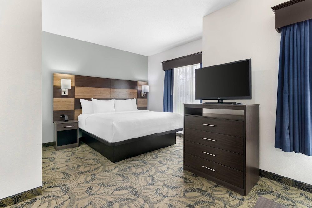 MainStay Suites Madison Airport Suite, 1 King Bed with Sofa bed, Accessible, Non Smoking 2