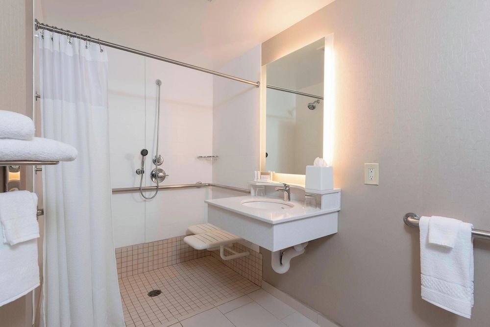 Deluxe Suite, 1 King Bed, Non Smoking (Mobility/Hearing Access, Roll-in Shwr)