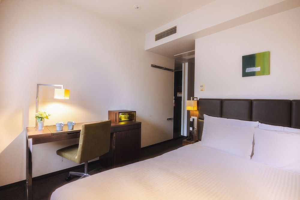 Double Room, Non Smoking (5 min train ride to/from Shinagawa)