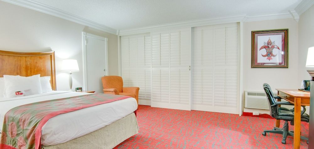 Ramada by Wyndham Metairie New Orleans Airport Room, 1 Queen Bed, Accessible, Non Smoking 5