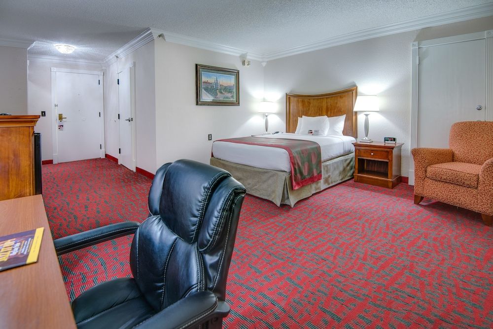 Ramada by Wyndham Metairie New Orleans Airport Room, 1 Queen Bed, Accessible, Non Smoking 3