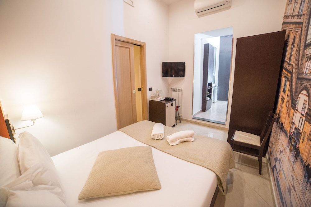 Bed and Breakfast Chiaia 32 Economy Double Room 5