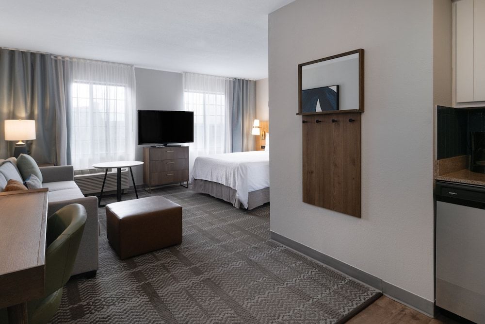 Studio Suite, 1 Queen Bed, Kitchen