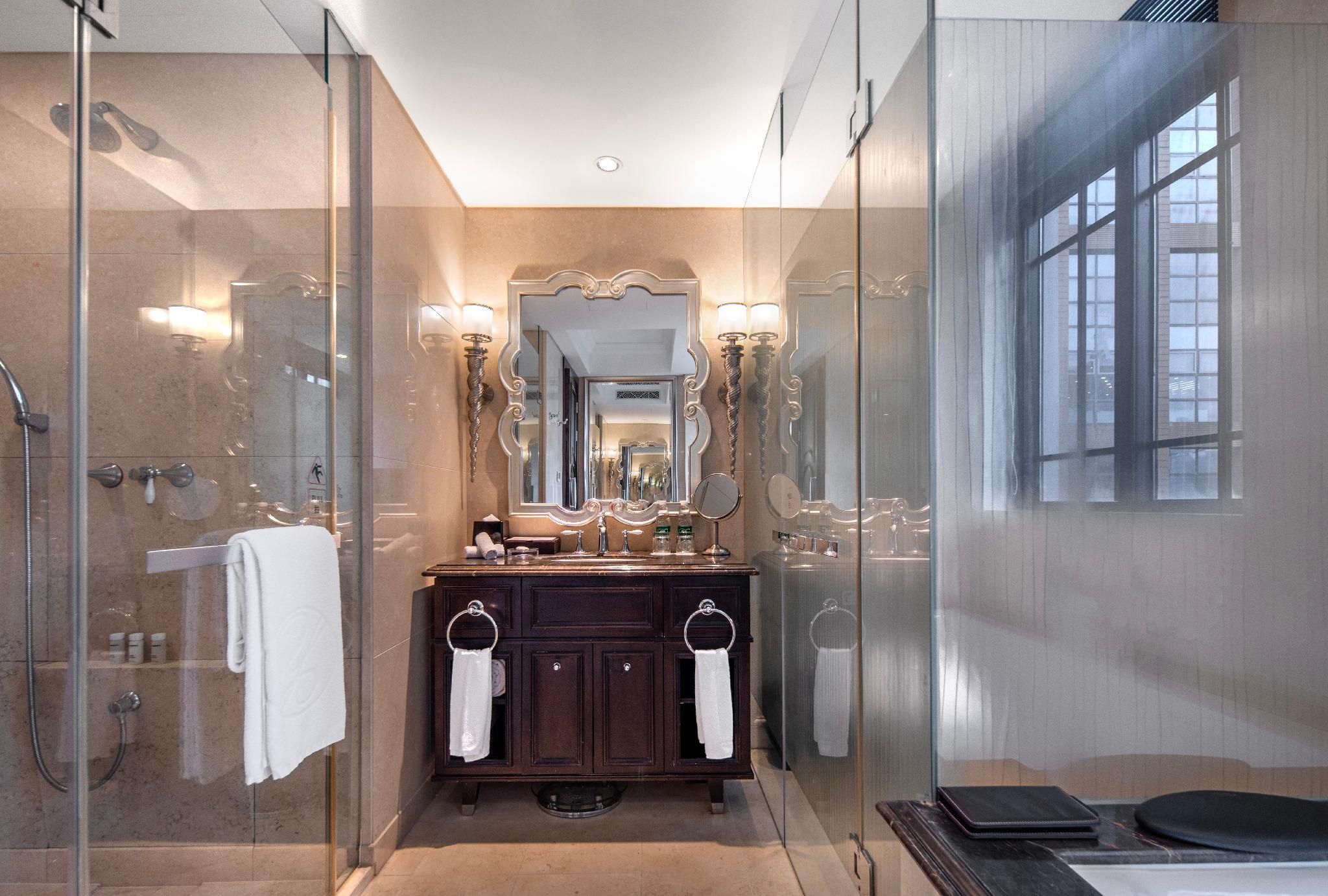 Deluxe King with Extra Bed - Non-Smoking, No View